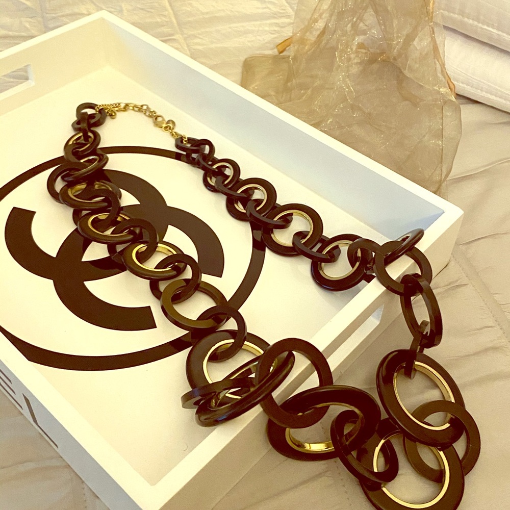 A Chico’s black and gold circle necklace 🎀🎀